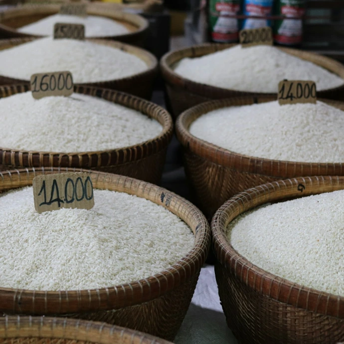 a bunch of baskets filled with white rice